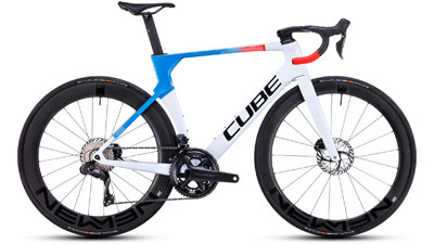 Cube Litening AERO C:68X Race maantiepyörä valkoisena, jossa on sinisiä ja oransseja yksityiskohtia.