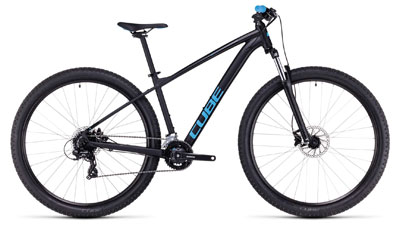 Cube Aim hardtail -maastopyörä tummansinisenä, vaaleansinisellä Cube-kirjoituksella ja vaaleansinisillä kahvoilla.