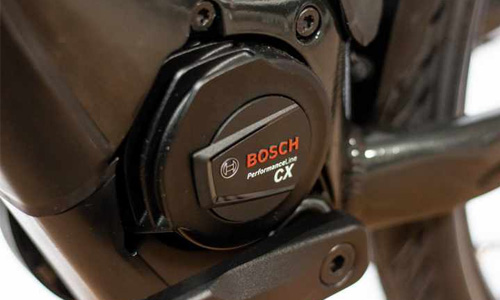 Näet lähikuvan sähköpyörän moottorista, Bosch Performance Line CX:stä.